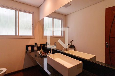 Casa à venda com 2000m², 4 quartos e 5 vagas Casa à venda com 2000m², 4 quartos e 5 vagasLavabo