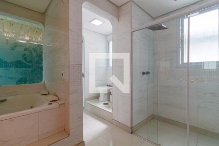 Casa à venda com 2000m², 4 quartos e 5 vagas Casa à venda com 2000m², 4 quartos e 5 vagasBanheiro da Suíte 1