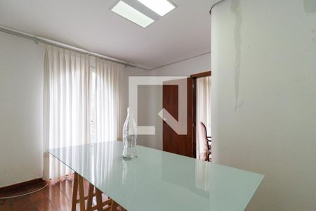 Casa à venda com 2000m², 4 quartos e 5 vagas Casa à venda com 2000m², 4 quartos e 5 vagasEscritório