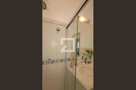 Casa de condomínio à venda com 250m², 4 quartos e 4 vagas Casa de condomínio à venda com 250m², 4 quartos e 4 vagasBanheiro da Suíte 1