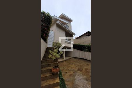 Casa de condomínio à venda com 250m², 4 quartos e 4 vagas Casa de condomínio à venda com 250m², 4 quartos e 4 vagasFachada