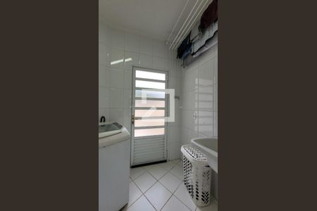 Casa de condomínio à venda com 250m², 4 quartos e 4 vagas Casa de condomínio à venda com 250m², 4 quartos e 4 vagasÁrea de Serviço