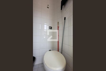 Casa de condomínio à venda com 250m², 4 quartos e 4 vagas Casa de condomínio à venda com 250m², 4 quartos e 4 vagasBanheiro de serviço