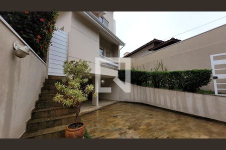 Casa de condomínio à venda com 250m², 4 quartos e 4 vagas Casa de condomínio à venda com 250m², 4 quartos e 4 vagasFachada