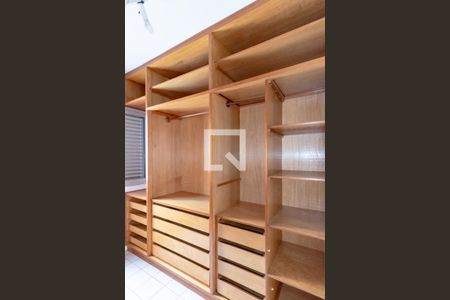 Apartamento à venda com 77m², 2 quartos e 1 vaga Apartamento à venda com 77m², 2 quartos e 1 vagaCloset