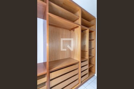 Apartamento à venda com 77m², 2 quartos e 1 vaga Apartamento à venda com 77m², 2 quartos e 1 vagaCloset