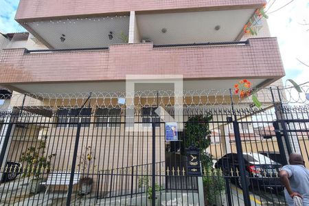 Fachada do Condomínio com placa de apartamento para alugar com 2 quartos, 82m² em Méier, Rio de Janeiro