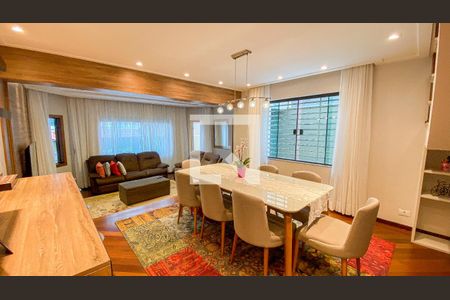 Casa à venda com 322m², 4 quartos e 4 vagasSala - Sala de Jantar - Sala de Estar