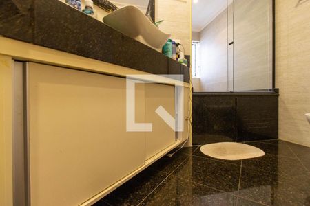 Apartamento à venda com 240m², 5 quartos e 3 vagas Apartamento à venda com 240m², 5 quartos e 3 vagasBanheiro da Suíte 1