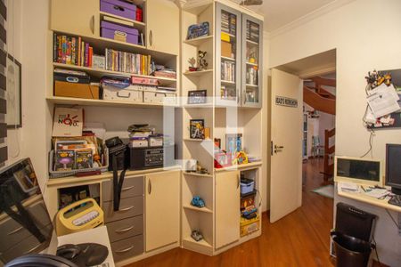 Apartamento à venda com 240m², 5 quartos e 3 vagas Apartamento à venda com 240m², 5 quartos e 3 vagasEscritório