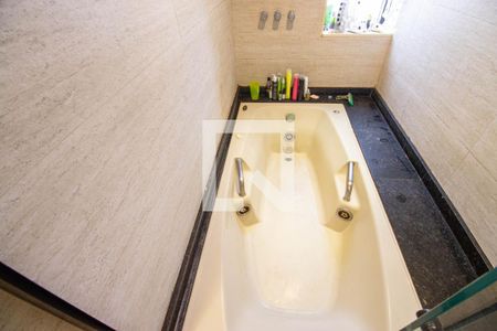 Apartamento à venda com 240m², 5 quartos e 3 vagas Apartamento à venda com 240m², 5 quartos e 3 vagasBanheiro da Suíte 1