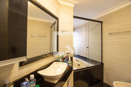 Apartamento à venda com 240m², 5 quartos e 3 vagas Apartamento à venda com 240m², 5 quartos e 3 vagasBanheiro da Suíte 1