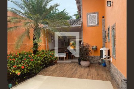 Casa de condomínio à venda com 360m², 4 quartos e 3 vagasLateral