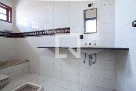 Casa à venda com 371m², 5 quartos e 8 vagasBanheiro social 1