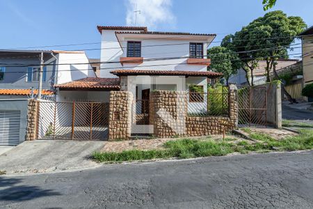 Casa à venda com 371m², 5 quartos e 8 vagasFachada
