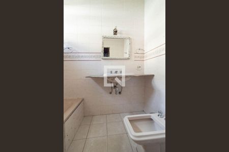 Casa à venda com 371m², 5 quartos e 8 vagasBanheiro da suíte 