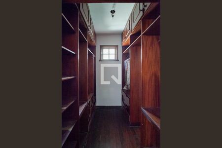 Casa à venda com 371m², 5 quartos e 8 vagasCloset da suíte