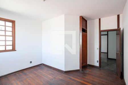Casa à venda com 371m², 5 quartos e 8 vagasSuíte 