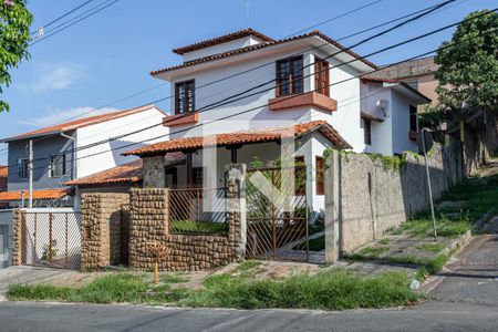 Casa à venda com 371m², 5 quartos e 8 vagasFachada