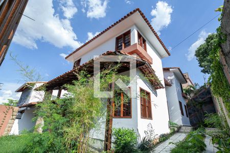 Casa à venda com 371m², 5 quartos e 8 vagasFachada