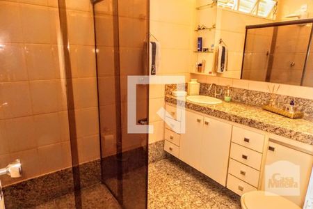 Banheiro  de casa à venda com 5 quartos, 220m² em Cidade Nova, Belo Horizonte