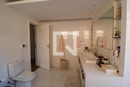 Casa de condomínio à venda com 991m², 5 quartos e 3 vagas Casa de condomínio à venda com 991m², 5 quartos e 3 vagasBanheiro da Suíte