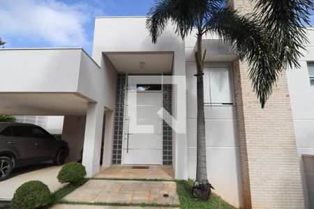 Casa de condomínio à venda com 991m², 5 quartos e 3 vagas Casa de condomínio à venda com 991m², 5 quartos e 3 vagasFachada