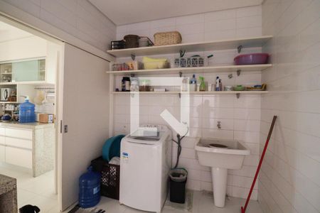 Casa de condomínio à venda com 991m², 5 quartos e 3 vagas Casa de condomínio à venda com 991m², 5 quartos e 3 vagasÁrea de Serviço