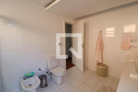 Casa de condomínio à venda com 991m², 5 quartos e 3 vagas Casa de condomínio à venda com 991m², 5 quartos e 3 vagasBanheiro da Suíte