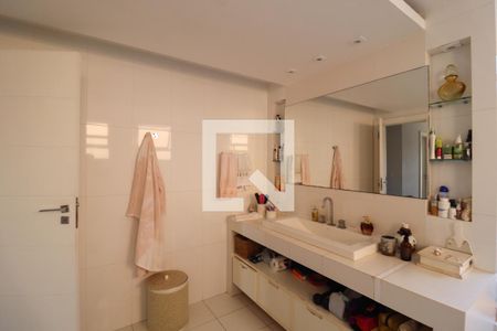 Casa de condomínio à venda com 991m², 5 quartos e 3 vagas Casa de condomínio à venda com 991m², 5 quartos e 3 vagasBanheiro da Suíte