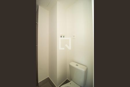 Banheiro de apartamento à venda com 1 quarto, 27m² em Farroupilha, Porto Alegre
