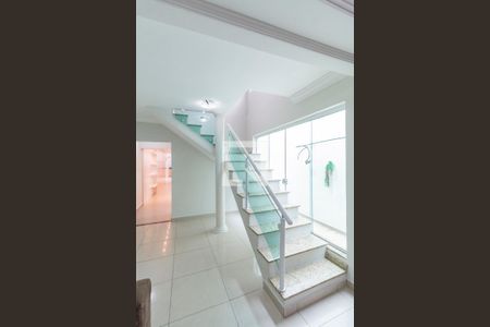 Escada  de casa para alugar com 3 quartos, 300m² em Vila Sao Francisco, São Paulo
