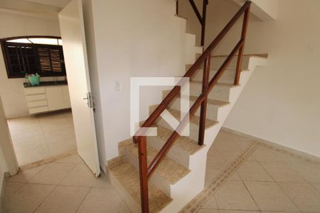 Escada de acesso 2º andar de casa para alugar com 5 quartos, 430m² em Praça Seca, Rio de Janeiro