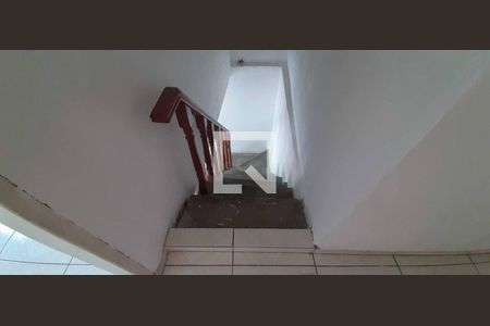 Casa à venda com 148m², 3 quartos e 2 vagas Casa à venda com 148m², 3 quartos e 2 vagasEscadas