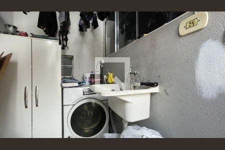 Casa à venda com 300m², 8 quartos e 3 vagas Casa à venda com 300m², 8 quartos e 3 vagasCasa 5 Área de Serviço