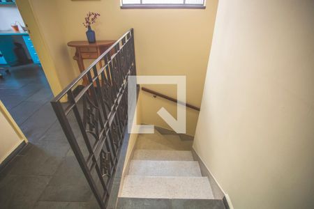 Escadas de casa para alugar com 3 quartos, 110m² em Jardim das Acácias, São Paulo