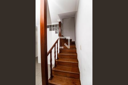 Escada de casa para alugar com 6 quartos, 210m² em Vila Albertina, São Paulo