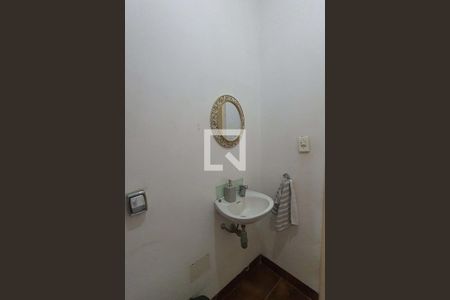 Casa à venda com 200m², 2 quartos e 2 vagas Casa à venda com 200m², 2 quartos e 2 vagasBanheiro