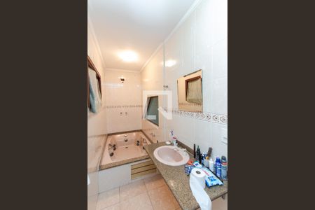 Casa à venda com 330m², 4 quartos e 4 vagasBanheiro da Suíte 1