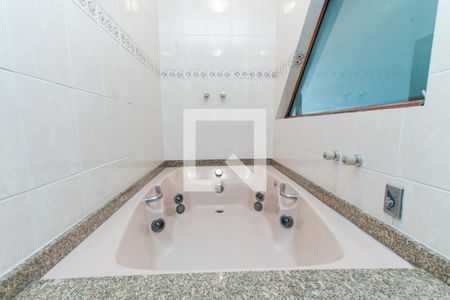 Casa à venda com 330m², 4 quartos e 4 vagasBanheiro da Suíte 1