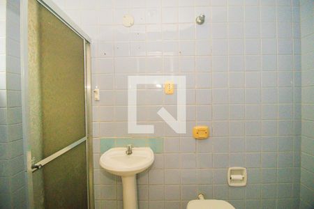 Banheiro de apartamento para alugar com 1 quarto, 58m² em São João, Porto Alegre