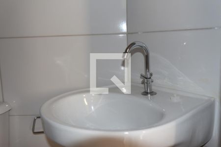 Banheiro de casa de condomínio para alugar com 2 quartos, 42m² em Vila Antonieta, São Paulo