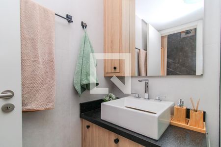 Banheiro de apartamento à venda com 1 quarto, 64m² em Menino Deus, Porto Alegre