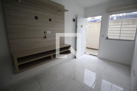 Sala de casa de condomínio para alugar com 2 quartos, 49m² em Parque Peruche, São Paulo