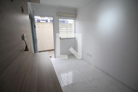 Sala de casa de condomínio para alugar com 2 quartos, 49m² em Parque Peruche, São Paulo