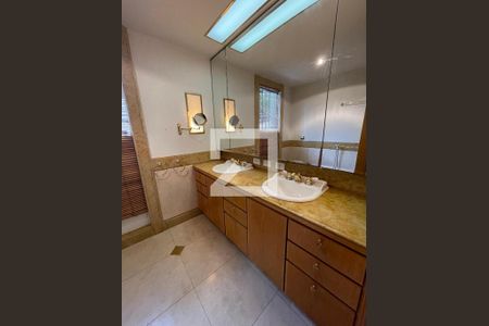 Casa à venda com 400m², 4 quartos e 5 vagasBanheiro suíte master