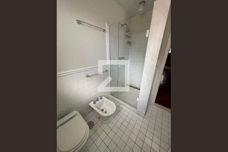 Casa à venda com 400m², 4 quartos e 5 vagasbanheiro da suíte 2