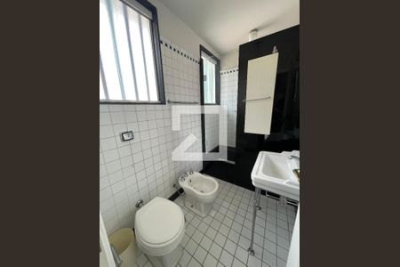 Casa à venda com 400m², 4 quartos e 5 vagasbanheiro da suíte 3