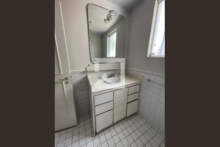 Casa à venda com 400m², 4 quartos e 5 vagasbanheiro da suíte 2