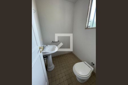 Casa à venda com 400m², 4 quartos e 5 vagasbanheiro da suíte 4